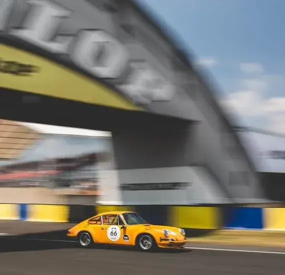 Porsche-911-going-under-Dunlop-bridge, Copyright Mathieu Bonnevie