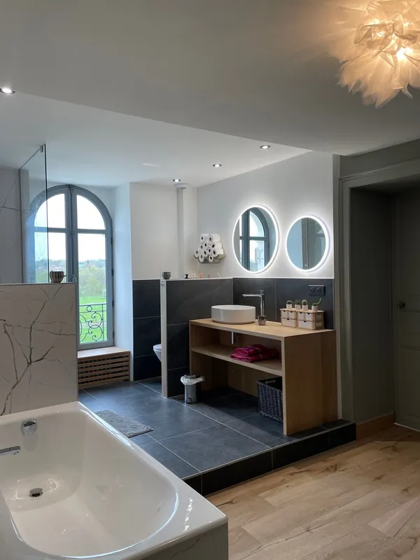 Château des Arches - main house - bathroom with view